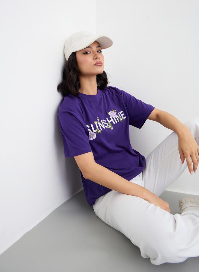 ستايلي تيشيرت فضفاض بأكمام قصيرة مطرز بشعار - Image 5